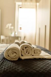 uma pilha de toalhas sentadas em cima de uma cama em Vista Apartments Verona em Verona