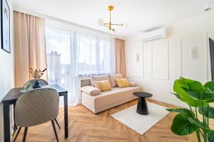 sala de estar con sofá y mesa en Apartament Przytulny, en Kędzierzyn-Koźle