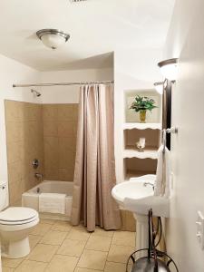 een badkamer met een wit toilet en een wastafel bij Eagles Nest Inn in Louisiana