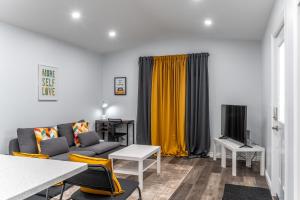 sala de estar con sofá y TV en Centrally located 4Bedroom, 2Bath Home en Yellowknife