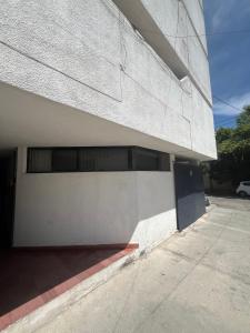 un edificio con una puerta azul a un lado en INMOTEGA - Departamentos LOMAS, en San Luis Potosí