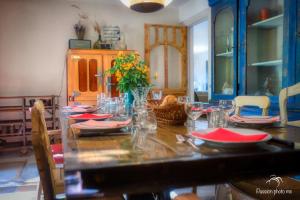 uma sala de jantar com uma mesa com pratos e flores em CASA-Villa Grinnell em Grasse