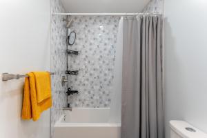 y baño con ducha y cortina de ducha. en Centrally located 4Bedroom, 2Bath Home en Yellowknife