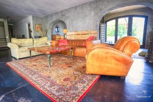 uma sala de estar com um sofá e uma mesa em CASA-Villa Grinnell em Grasse
