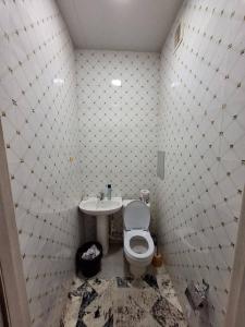 a bathroom with a toilet and a sink at 3 xona kvartira in Tashkent