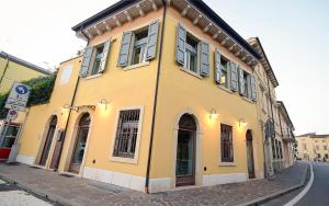een geel gebouw aan de straatkant bij GioHouse4 Apartment in Valeggio sul Mincio
