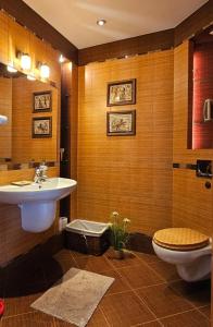 y baño con lavabo y aseo. en Apartament Pers - Odkryj luksus, który spełni Twoje oczekiwania en Szczawno-Zdrój