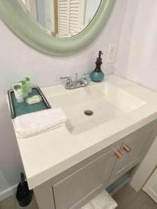 y baño con lavabo blanco y espejo. en TH Private Studio in North Stamford, en Stamford