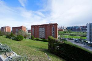 Blick auf eine Stadt mit hohen Gebäuden und einem Park in der Unterkunft Costa Calma y Relax in Santander