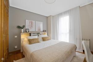 ein Schlafzimmer mit großem Bett und Fenster in der Unterkunft Costa Calma y Relax in Santander