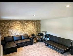 sala de estar con sofá y pared de ladrillo en Espectacular alojamiento, en Nuevo Baztán