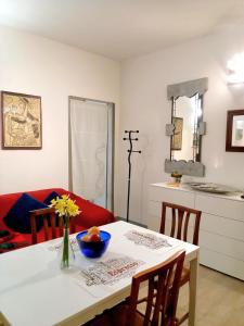 ein Wohnzimmer mit einem Tisch und einer Küche in der Unterkunft L'approdo in Venedig