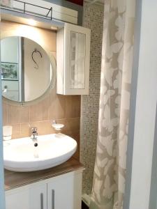 ein Bad mit einem Waschbecken und einem Spiegel in der Unterkunft L'approdo in Venedig