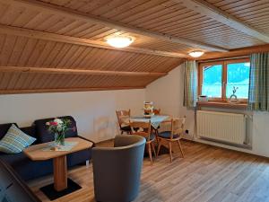 a living room with a couch and a table at Ferienwohnung Hartmann in Obermaiselstein
