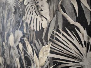 papel pintado en blanco y negro con plantas tropicales en Citybreak-apartments Lapa, en Oporto