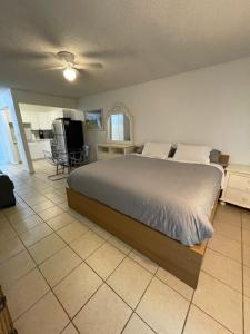 a bedroom with a large bed and a kitchen at Cozy Downtown Apartments on Water in Fort Lauderdale