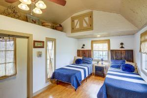 的住宿－Texas Farmhouse on 14 Acres with Pond Access!，配有两张蓝色和白色床单的床铺