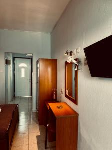 Zimmer mit einer Kommode und einem Spiegel in einem Zimmer in der Unterkunft NIKOS SEA VIEW ROOM in Kallithea (Chalkidiki)
