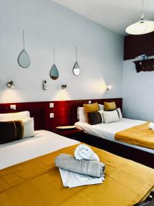 Zimmer mit 2 Betten und Handtüchern auf dem Tisch in der Unterkunft NIKOS SEA VIEW ROOM in Kallithea (Chalkidiki)