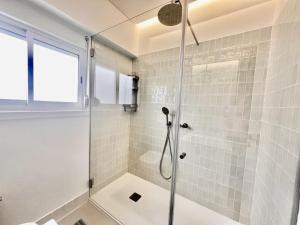eine Dusche mit Glastür im Badezimmer in der Unterkunft Caparica Villa blue beach in Costa da Caparica + 62 Fotos