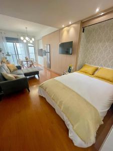 1 dormitorio con 1 cama grande y sala de estar en Estudio Platería Centro Histórico, en Murcia