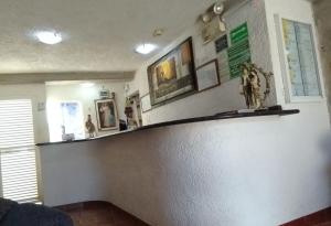 un bar en una habitación con barra en Hotel El Ceibo en Macuto