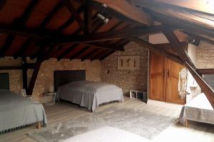 sypialnia z 2 łóżkami w kamiennym budynku w obiekcie Gîte du Louvanto w mieście Bonnes +37 zdjęć