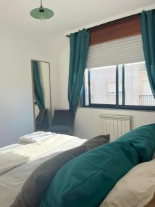 Schlafzimmer mit einem Bett und einem Fenster in der Unterkunft Apartamento Boiro centro in Boiro