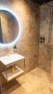 a bathroom with a sink and a shower at Hotel Nørreport in Holstebro