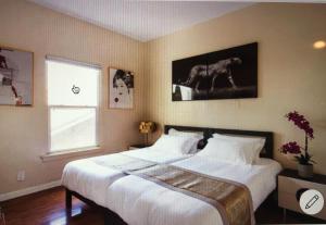 Ένα ή περισσότερα κρεβάτια σε δωμάτιο στο Luxury 2 Bedroom Suite Apartment in Koreatown