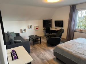 a hotel room with a bed and a living room at Ferienwohnung Lippstadt in Lippstadt