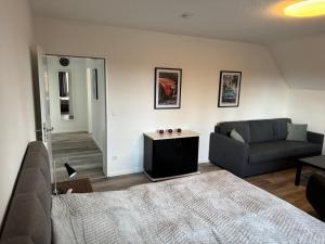 a living room with a bed and a couch at Ferienwohnung Lippstadt in Lippstadt