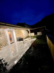 un patio con sedie e un edificio di notte di La Bergerie a Thodure