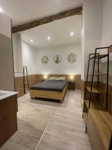 una camera con letto al centro della stanza di La Bergerie a Thodure
