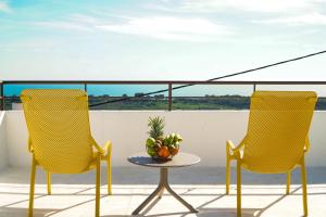 2 Stühle und ein Tisch auf dem Balkon in der Unterkunft Villa Marrachinho in Albufeira