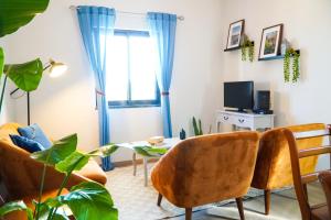 ein Wohnzimmer mit einem Tisch und Stühlen sowie einem TV in der Unterkunft Villa Marrachinho in Albufeira