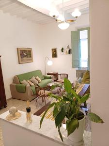 sala de estar con sofá y mesa en Casa di Lara - Nel cuore della città, en Montepulciano