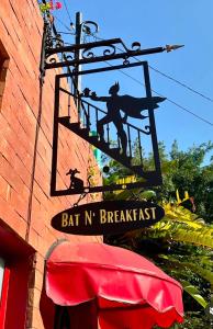 una señal para un bar y desayuno en el lateral de un edificio en Pousada Bat N Breakfast No Beco do Batman, en São Paulo