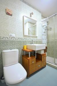 A bathroom at Apartamento con jardín en Playa de Corrubedo