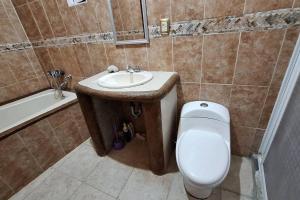 bagno con servizi igienici bianchi e lavandino di Casa Benito Agua Hedionda a Cuautla Morelos