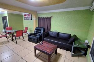 un soggiorno con divano e tavolo di Casa Benito Agua Hedionda a Cuautla Morelos