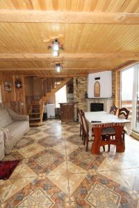 ein Wohnzimmer mit einem Tisch und einem Sofa in der Unterkunft Cottage "Karpatske Shale" in Jaremtsche