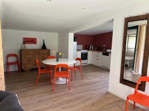 eine Küche und ein Esszimmer mit einem Tisch und Stühlen in der Unterkunft La maison du jardin in Douai