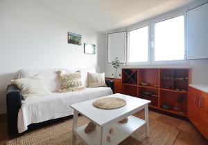 A seating area at Apartamento con jardín en Playa de Corrubedo