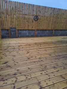 suelo de madera frente a una valla de madera en The Snowdrop en Galway
