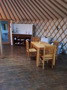 - un tavolo e sedie in legno in una yurta di The Snowdrop a Galway