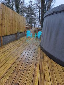 高威的住宿－The Snowdrop，木甲板上两把蓝色长椅