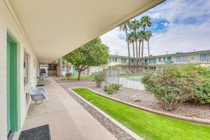 een uitzicht vanaf de veranda van een huis met een tuin bij Old Town Scottsdale Retreat with Pool Access! in Scottsdale