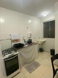 una cocina con estufa y fregadero en Samambaia QI 616, en Brasilia