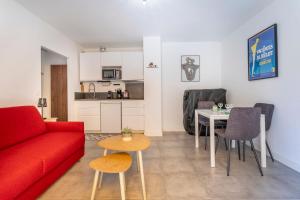 - un salon avec un canapé rouge et une table dans l'établissement Nice studio near the sea in Bandol - Welkeys, à Bandol